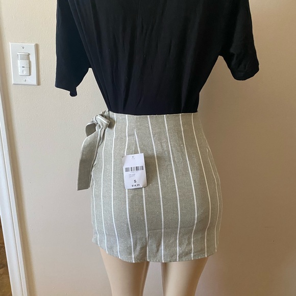 NWT - Forever 21 - Mini Skirt - Size S - Picture 3 of 4